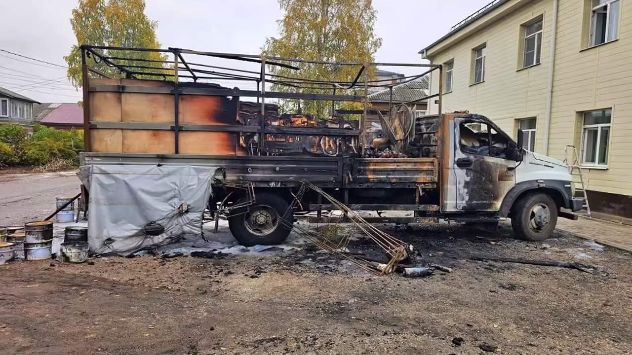 В Поморье рядом с гостиницей горела машина, набитая емкостями с бензином и газом