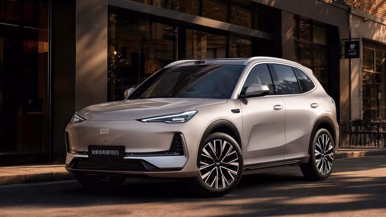 Geely EX5/Galaxy E5 получил задний привод, мощнее мотор и новые ассистенты