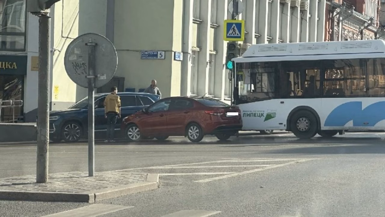 В Липецке городской автобус попал в ДТП на улице Фрунзе