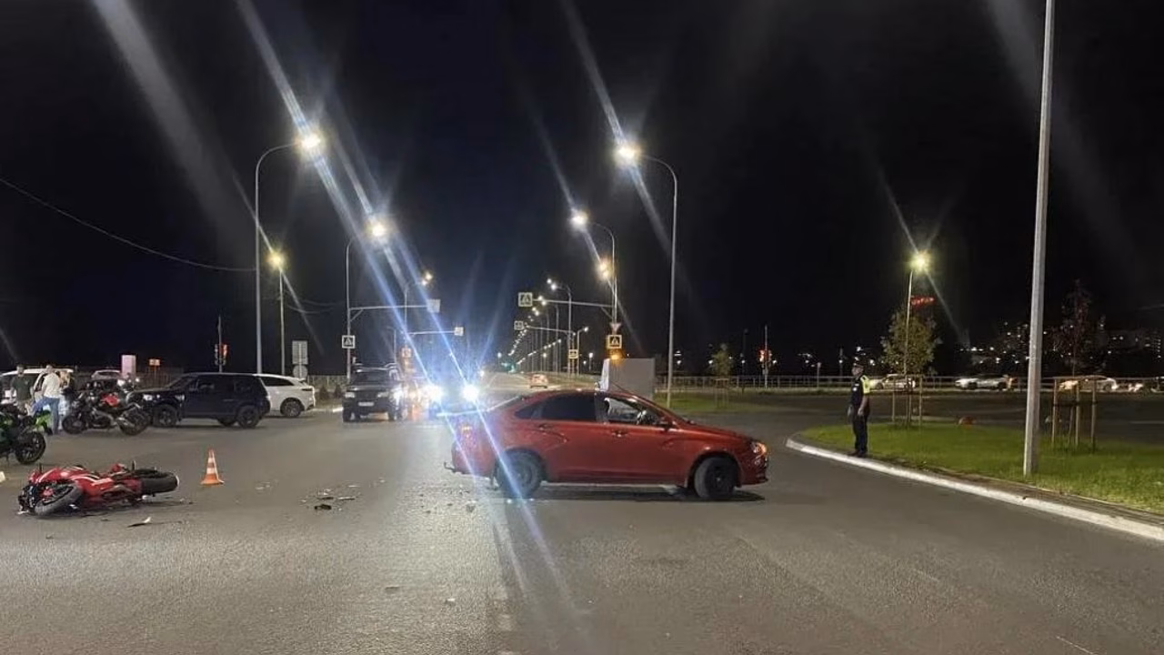 В Оренбурге столкнулись автомобиль и мотоцикл, водитель байка в больнице
