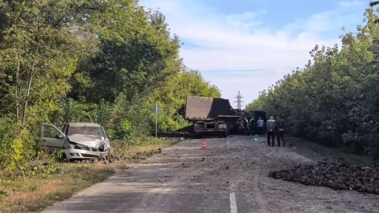 В Липецкой области столкнулись КамАЗ и легковушка