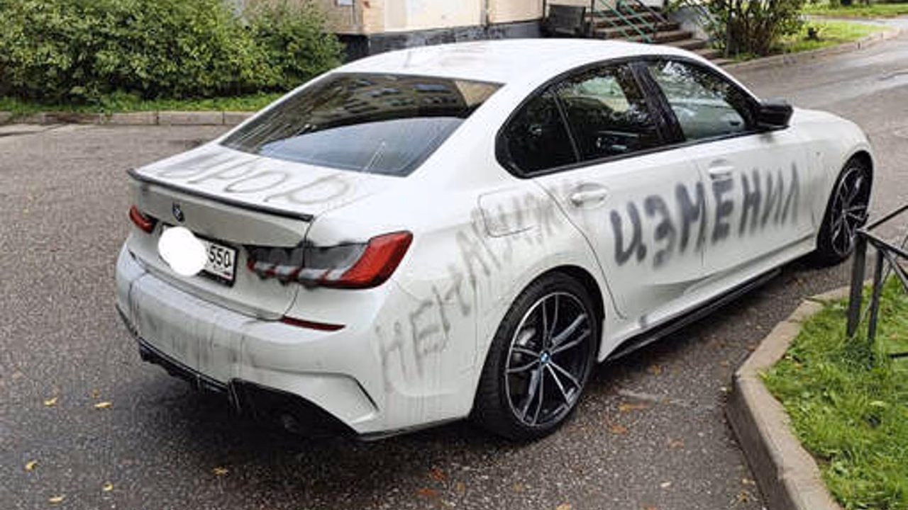 В Петербурге женщина расписала автомобиль возлюбленного оскорбительными словами