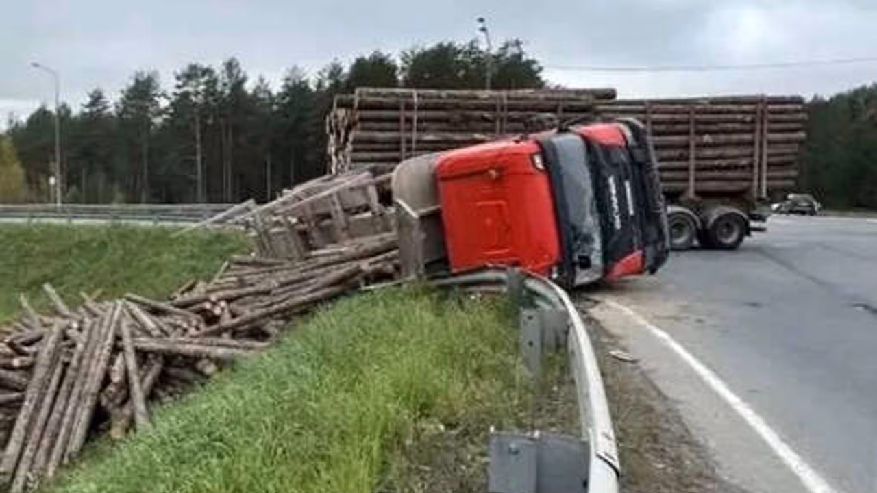 В Архангельске лесовоз завалился на бок и перекрыл дорогу
