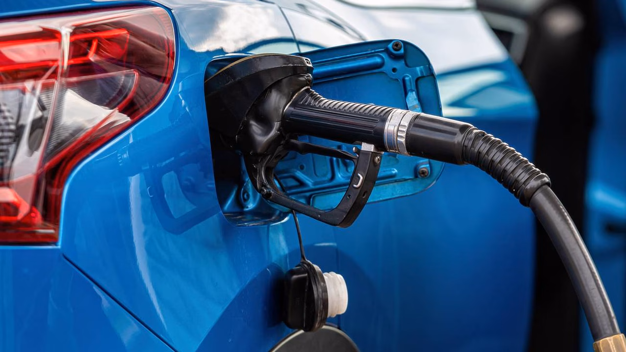 Автолюбителям назвали мифы о способах сэкономить топливо
