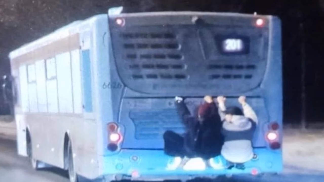 В Заполярье подростки увлеклись зацепингом на автобусах и троллейбусах