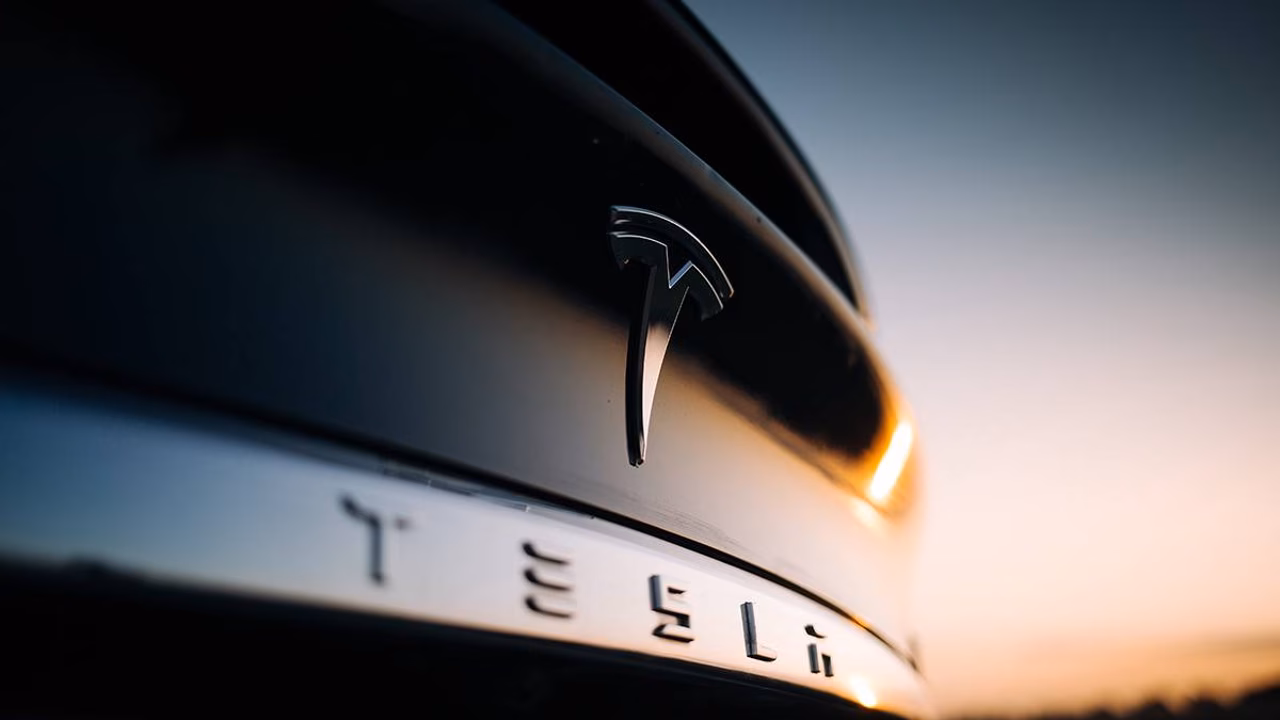 Тесты Tesla с FSD в Бельгии выявили превышение скорости и запрещенные обгоны