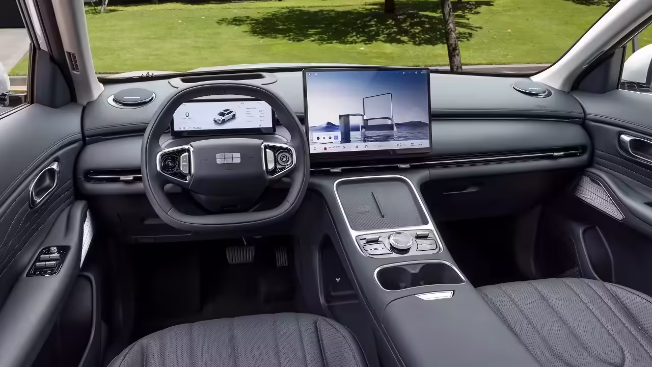 Один из самых популярных кроссоверов Geely стал мощнее и дешевле: подробности