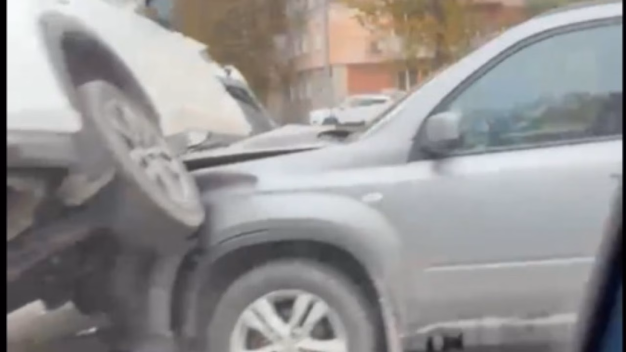 Тула: ДТП на перекрёстке, машина встала на бок