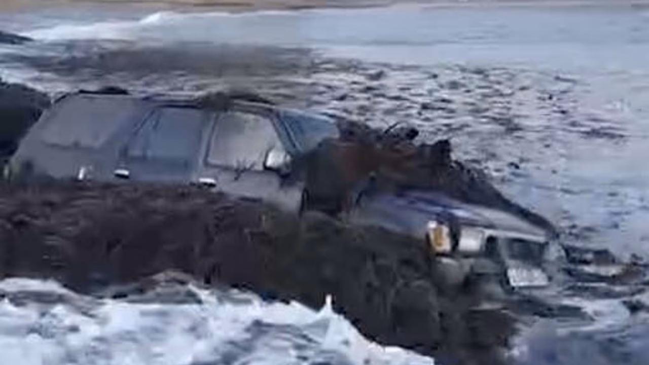 На Сахалине Toyota Surf приплыла к берегу и попала на камеру