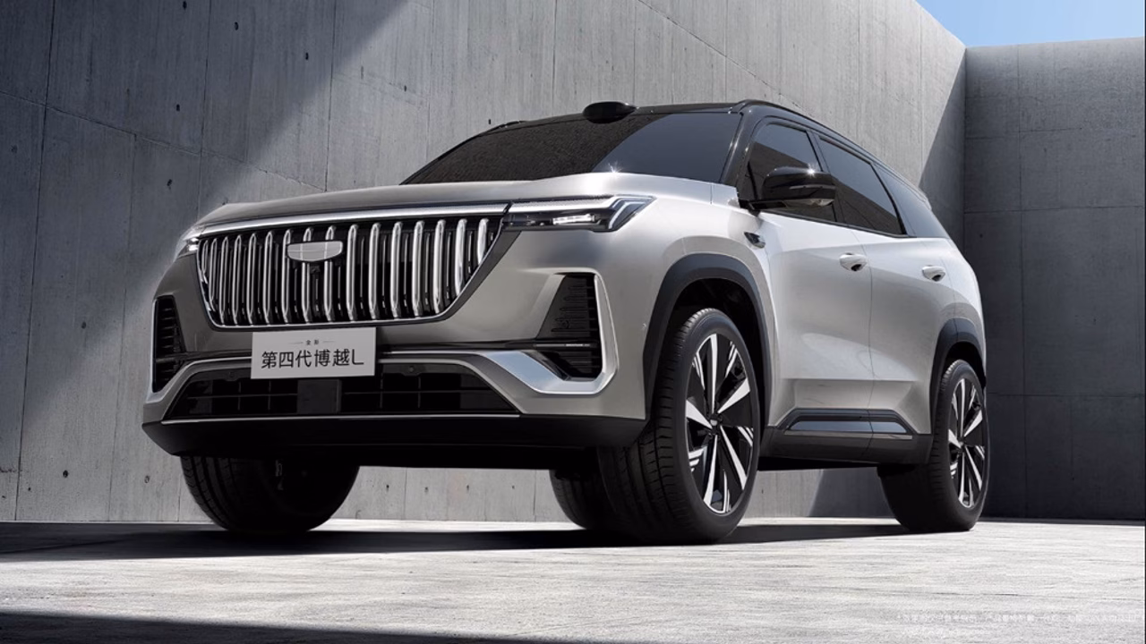 Обновленный кроссовер Geely Atlas вышел на рынок