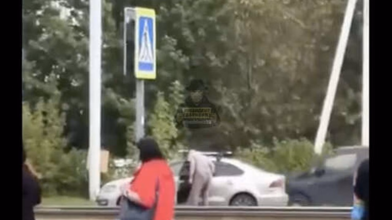 В Барнауле мужчина пинал и избивал водителя, это попало на видео