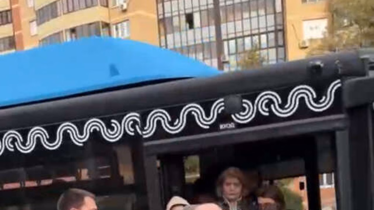 В Москве на видео сняли давку и крики пассажиров автобуса во время проверки билетов