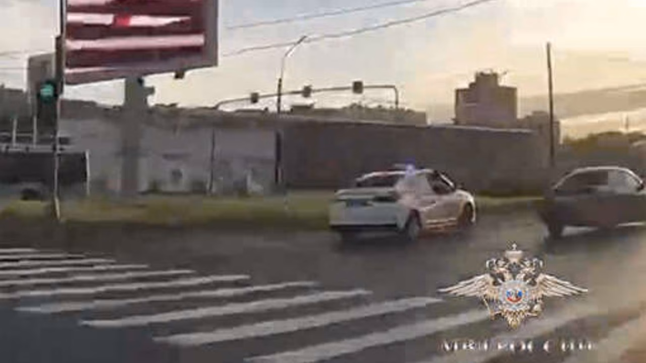 В Петербурге на видео попало, как инспекторы ДПС остановили автомобиль выстрелами