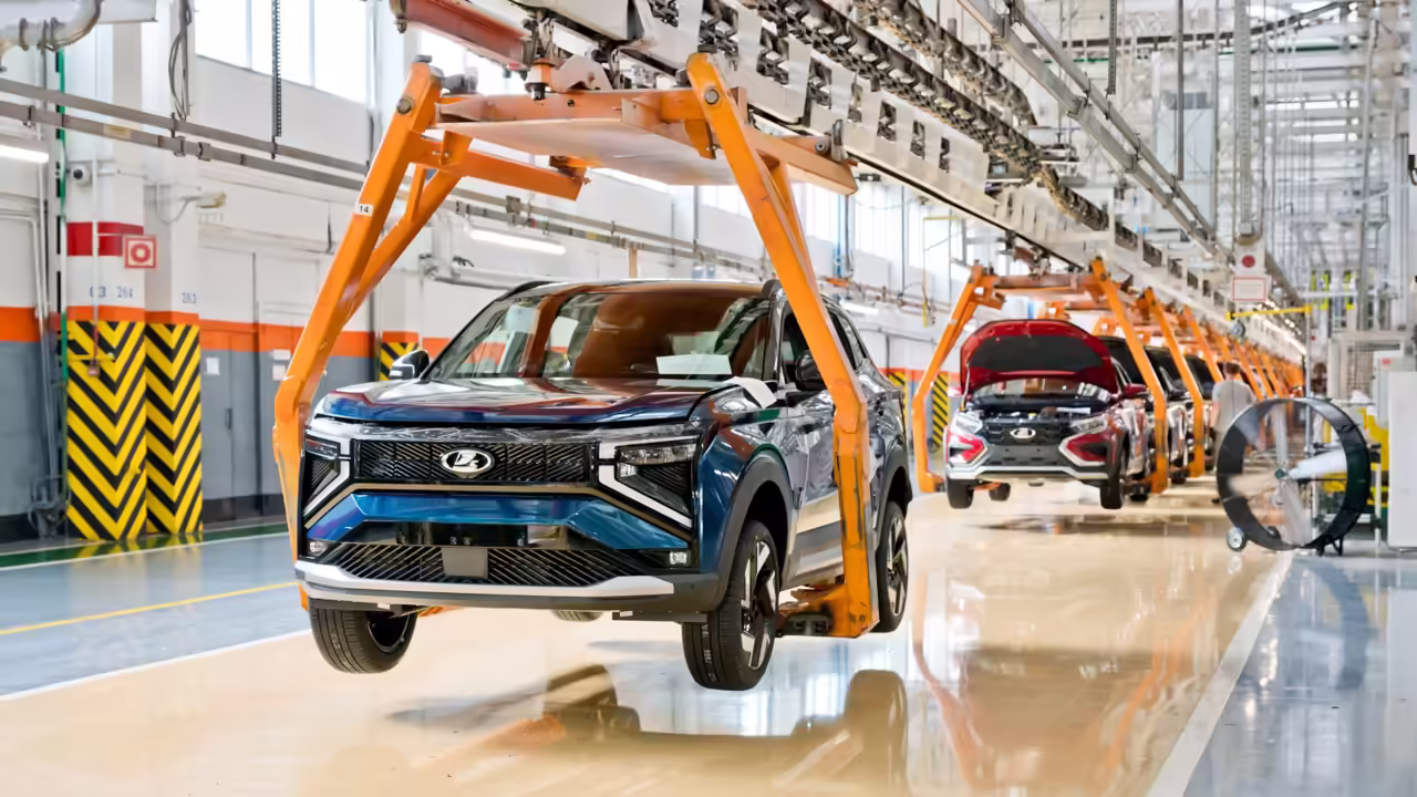 Lada Azimut встал на конвейер: новый кроссовер получил технологии Сбера