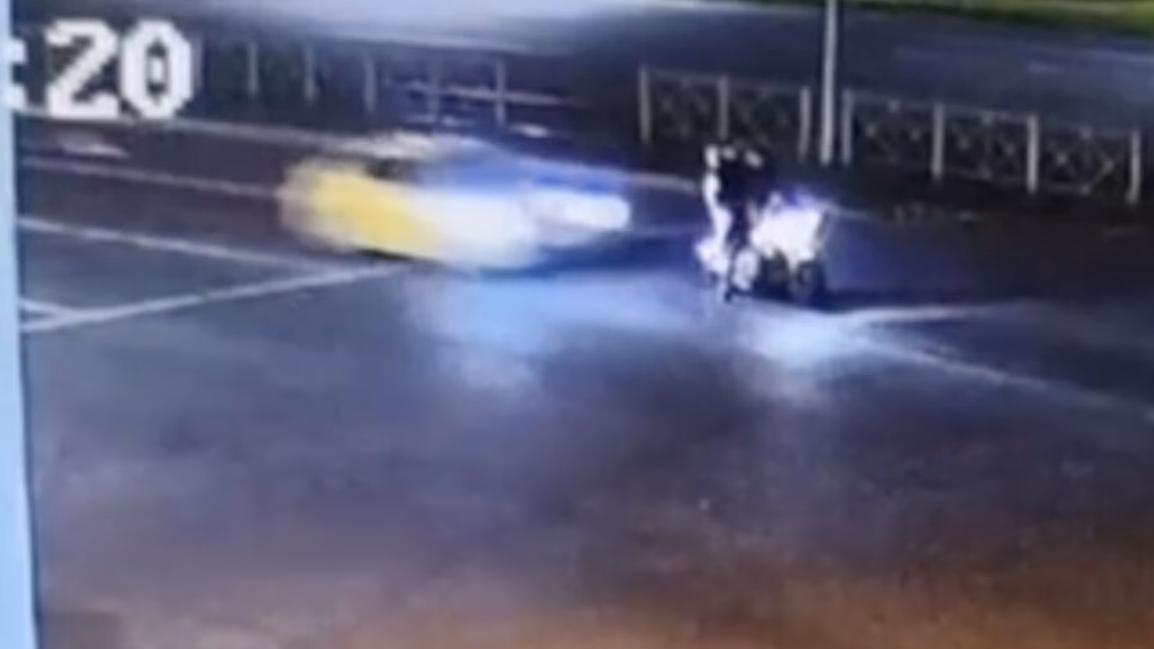 В Казани на видео попало, как мотоцикл заискрился во время тарана авто