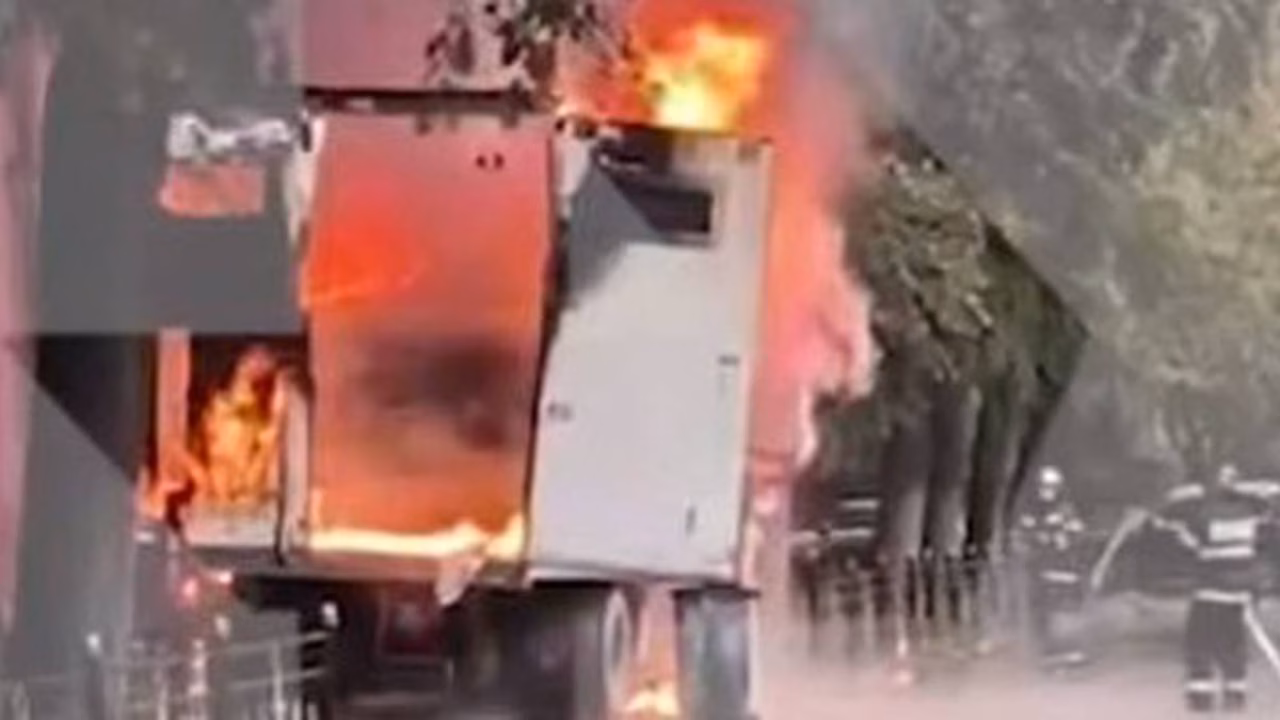 Грузовик загорелся в Окружном проезде на востоке Москвы