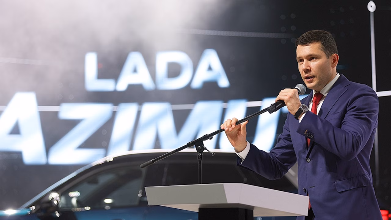 Глава Минпромторга РФ Алиханов выразил желание приобрести Lada Azimut