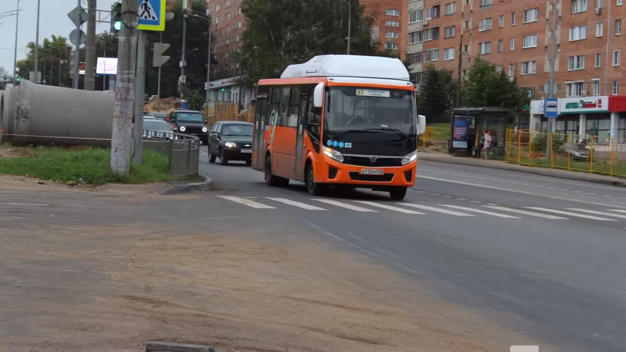 Водителя нижегородского автобуса уволили за неприличные жесты