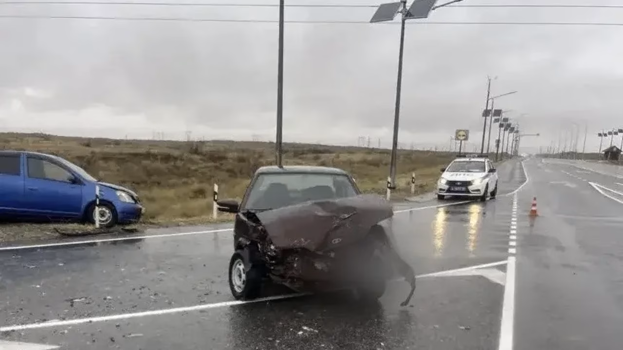 В Астраханской области после столкновения Toyota и ВАЗ госпитализировали водителей
