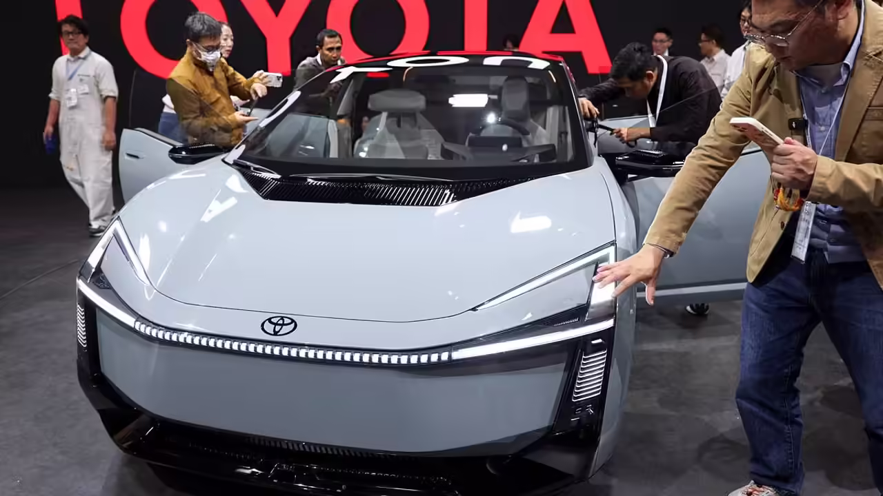 Toyota анонсировала появление нового поколения популярного седана