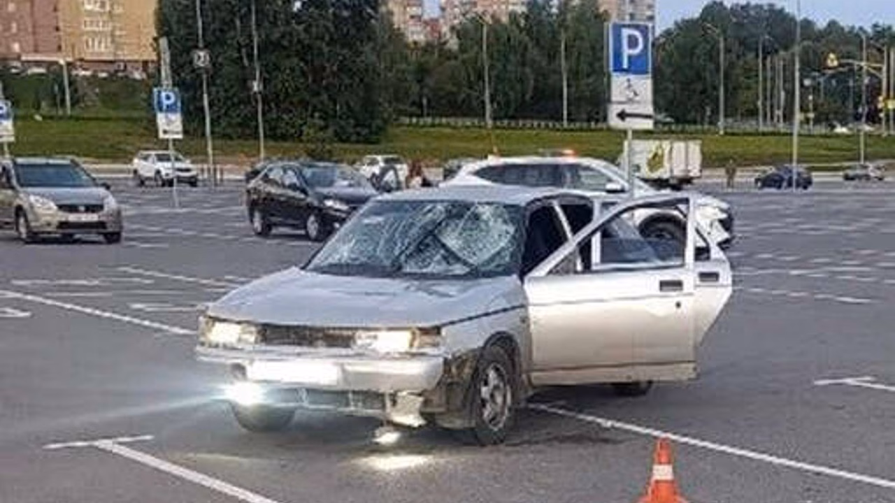 RZN.info: в Рязани девушка без прав сбила четырех экс-одноклассников возле ТЦ