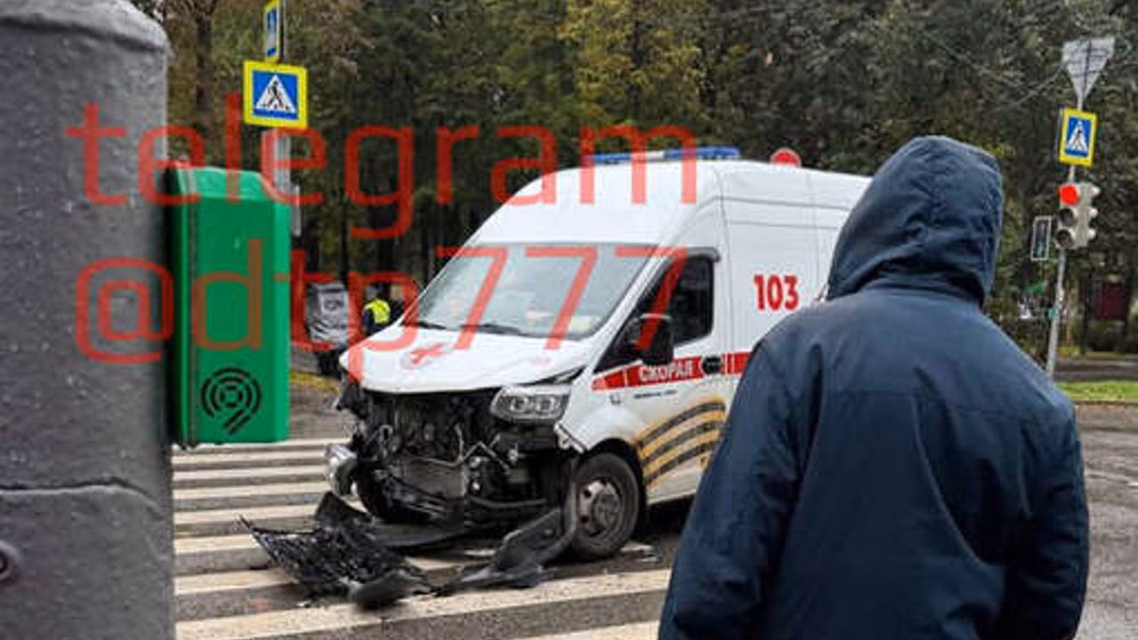 В Москве легковушка врезалась в автомобиль скорой помощи