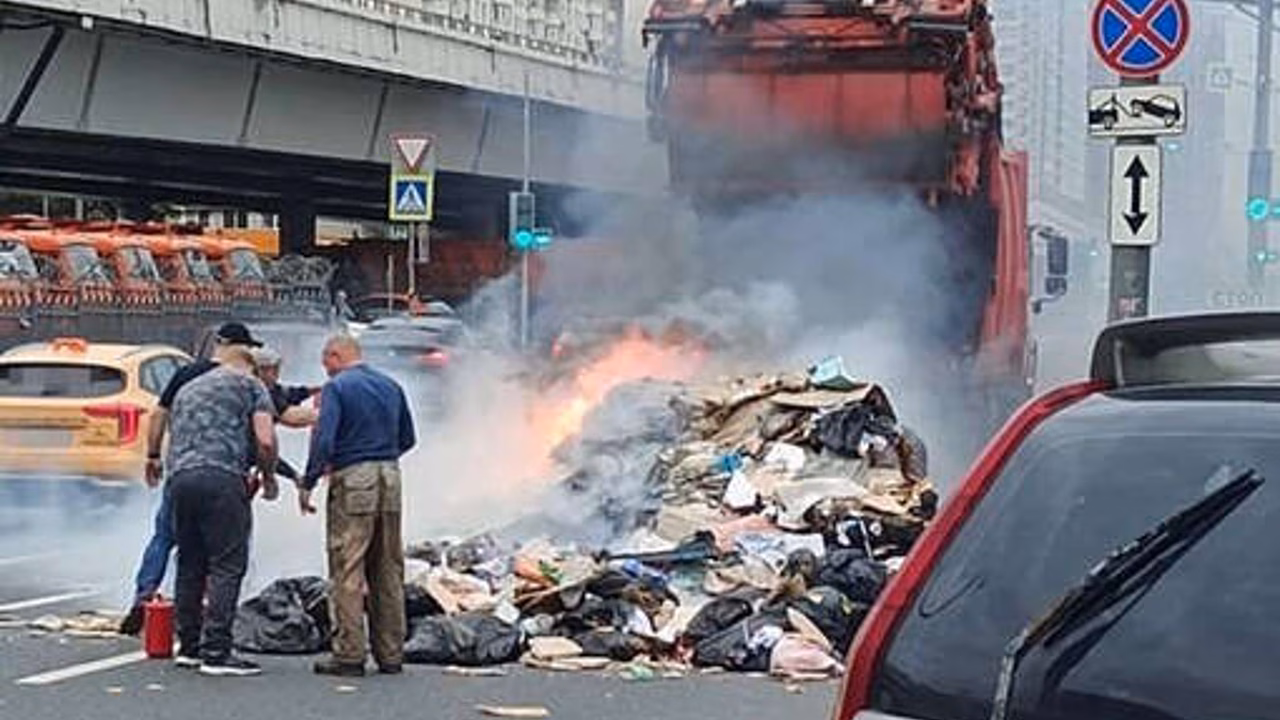 В Москве грузовик завалил горящим мусором Варшавское шоссе