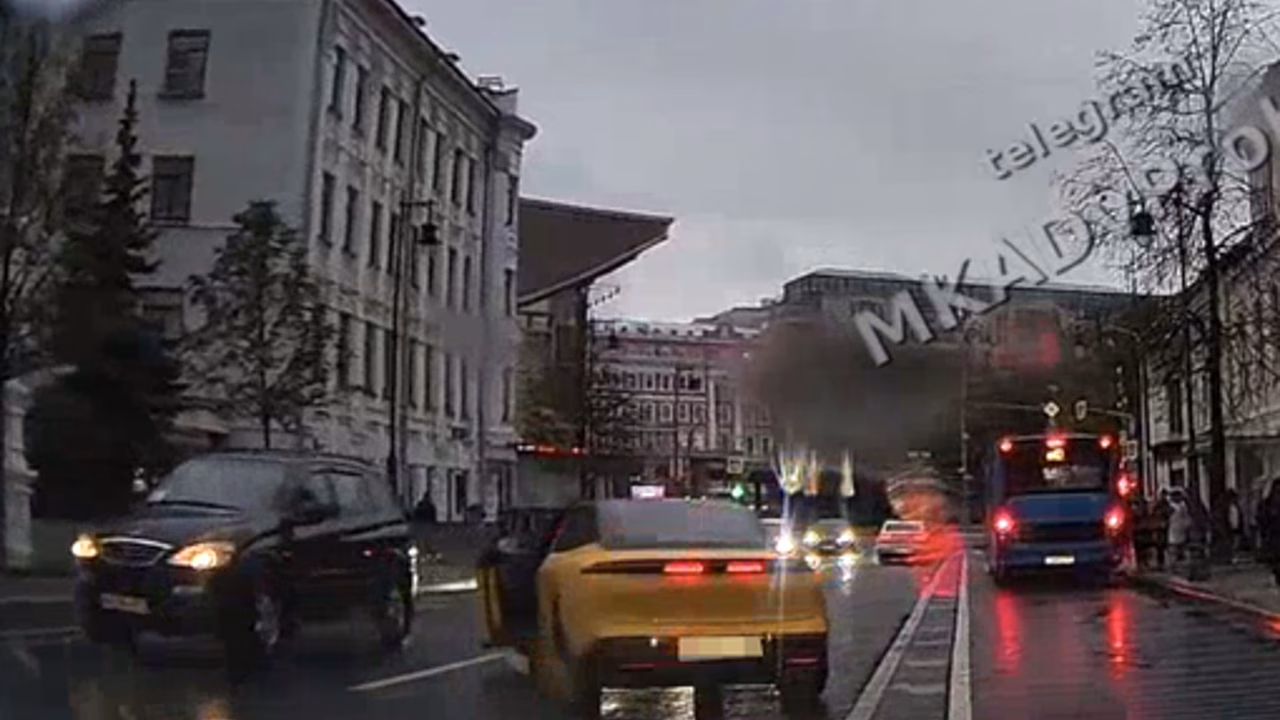 В центре Москвы автомобиль потерял колесо при ДТП и попал на видео