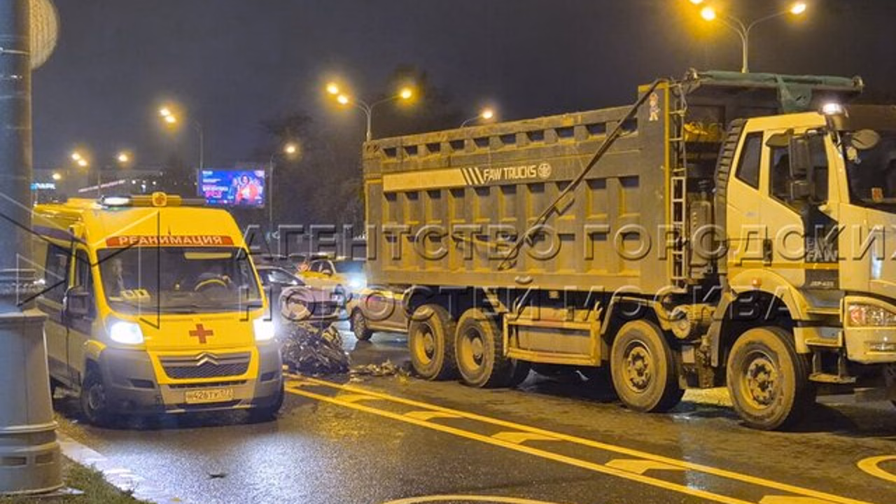 Мотоциклист погиб при столкновении с самосвалом на юге Москвы