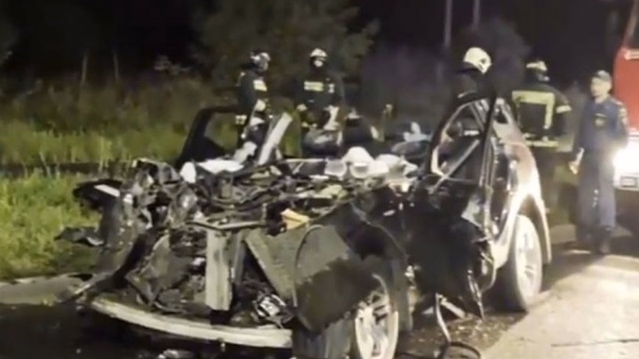 Водитель BMW насмерть врезался в стоящий грузовик