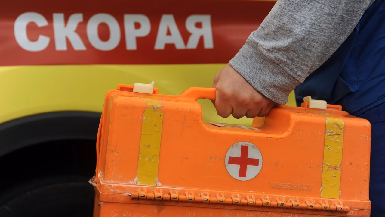 В Сочи автомобиль насмерть сбил подростка на тротуаре