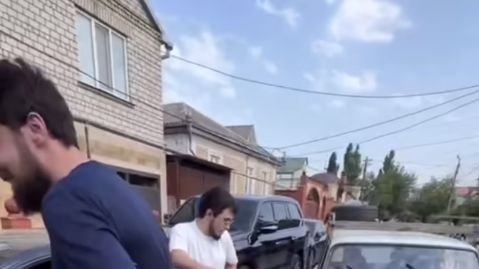 В Дагестане Lada протаранила Ferrari и попала на видео