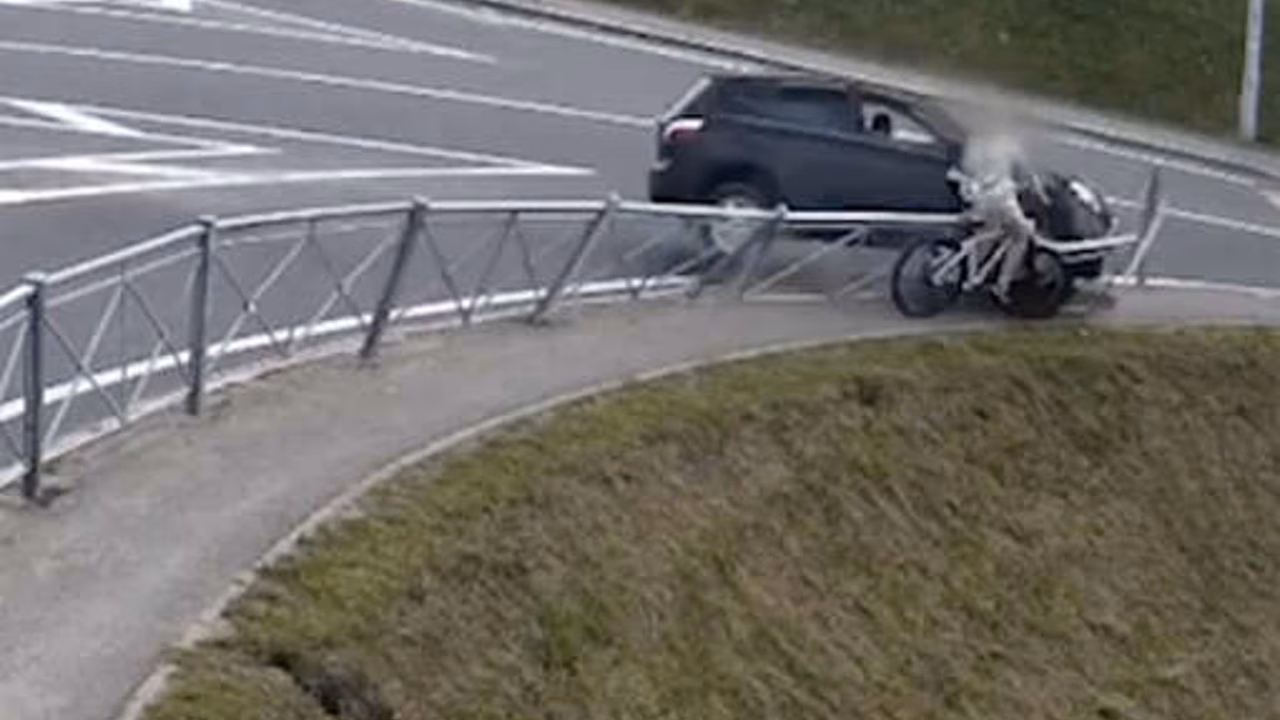 В Калининградской области на видео попало, как машина сбила велосипедистку