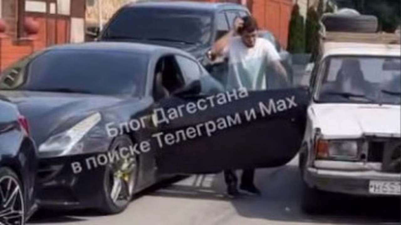 Старые «Жигули» повредили Ferrari в Дагестане