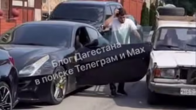Старые «Жигули» повредили Ferrari в Дагестане