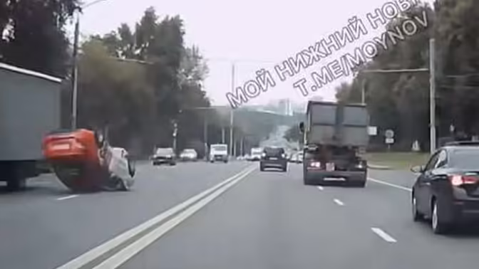 В Нижнем Новгороде на видео попало, как мусоровоз вытолкал Lada на встречку