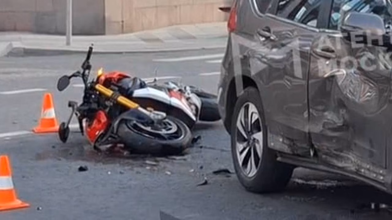 Автомобиль Honda столкнулся с мотоциклом на улице Пречистенка в центре Москвы