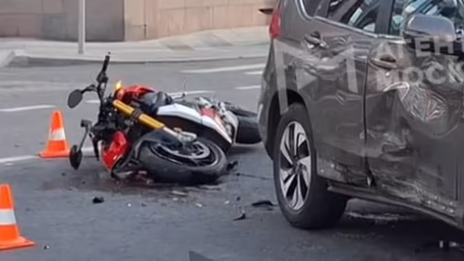 Автомобиль Honda столкнулся с мотоциклом на улице Пречистенка в центре Москвы