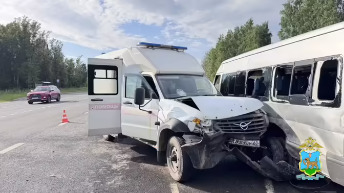 В Псковской области столкнулись микроавтобус Ford и скорая помощь
