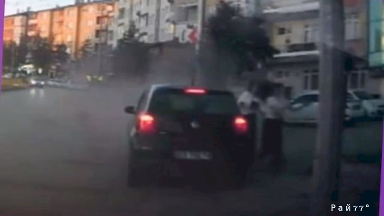 В Турции автомобиль на высокой скорости едва не сбил двух девушек на тротуаре