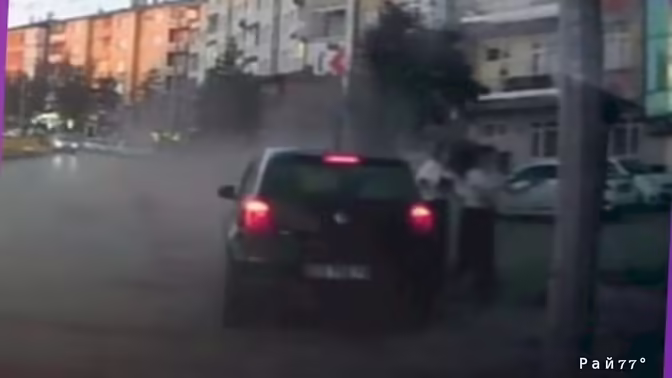 В Турции автомобиль на высокой скорости едва не сбил двух девушек на тротуаре