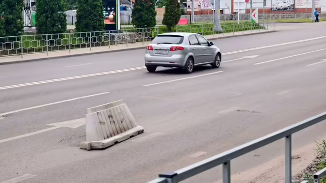 Горожане заметили яму на дублёре Московского проспекта в Воронеже