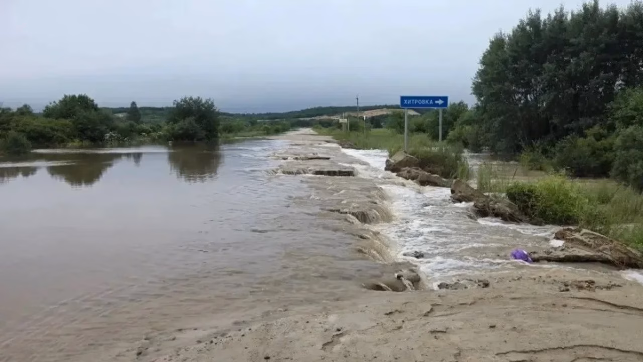 В Приамурье паводок размыл участок дороги
