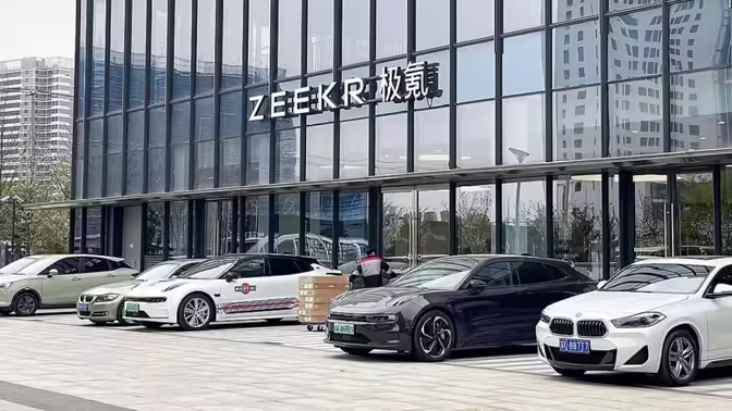 Zeekr пересмотрит алгоритмы блокировки после инцидента с кроссовером 9X