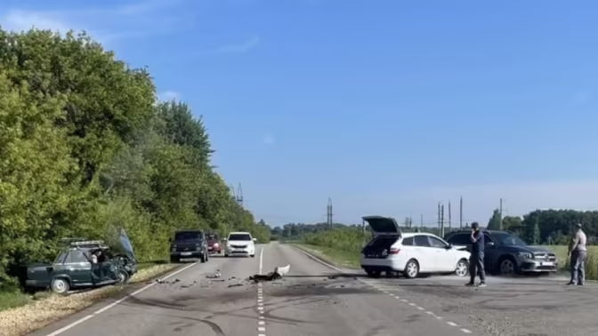 В Краснинском округе столкнулись "Лада Веста" и ВАЗ-2107