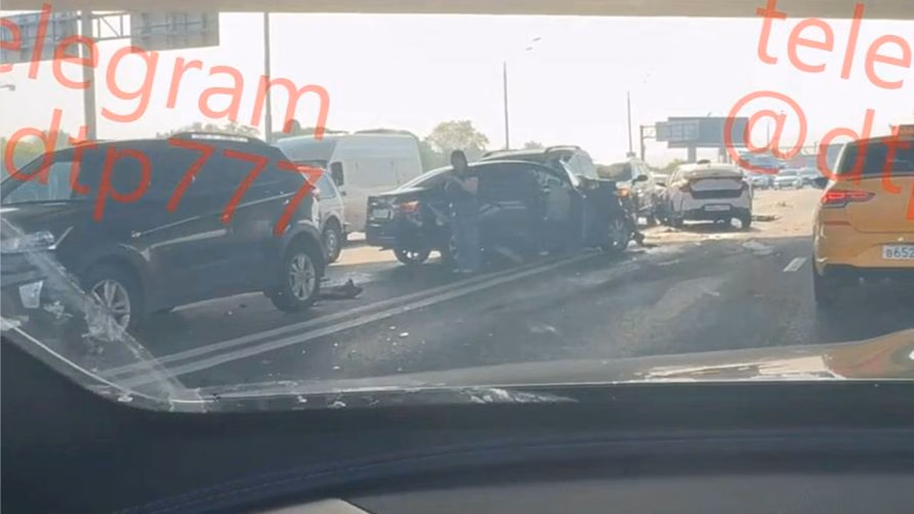 Массовая авария парализовала движение на Волгоградском проспекте в Москве