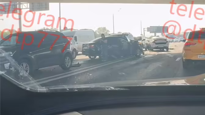 Массовая авария парализовала движение на Волгоградском проспекте в Москве