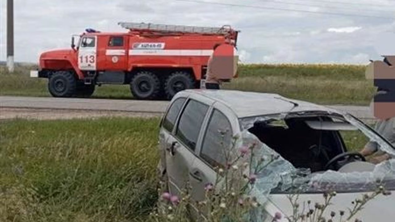 Водитель Lada доставлен в больницу после опрокидывания автомобиля в кювет
