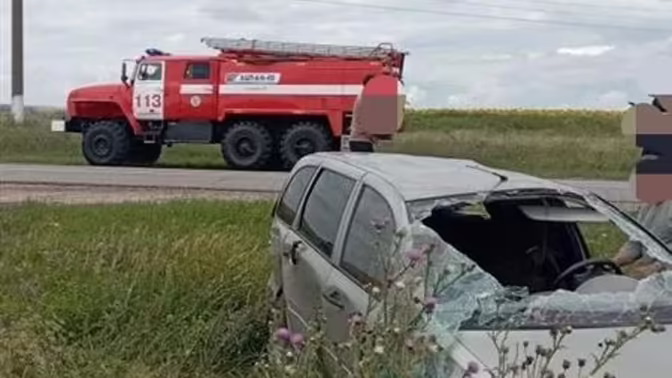 Водитель Lada доставлен в больницу после опрокидывания автомобиля в кювет