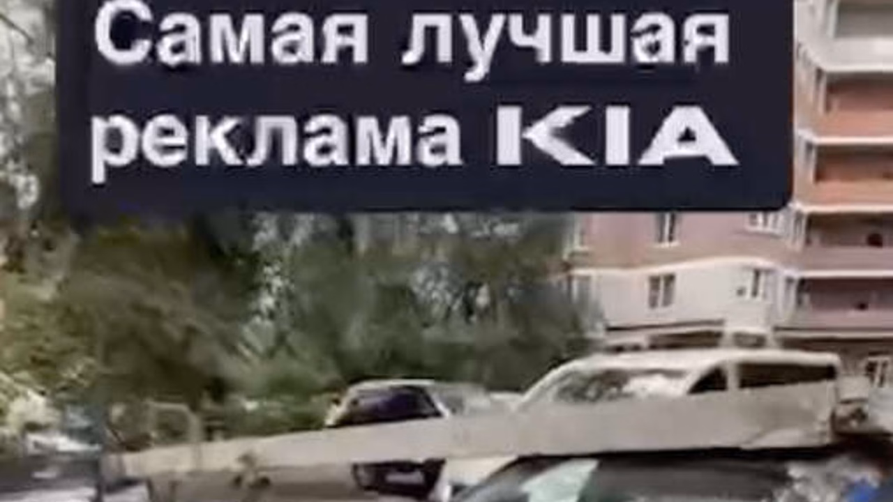 В Ростове-на-Дону бетонный столб упал на машину и разломился